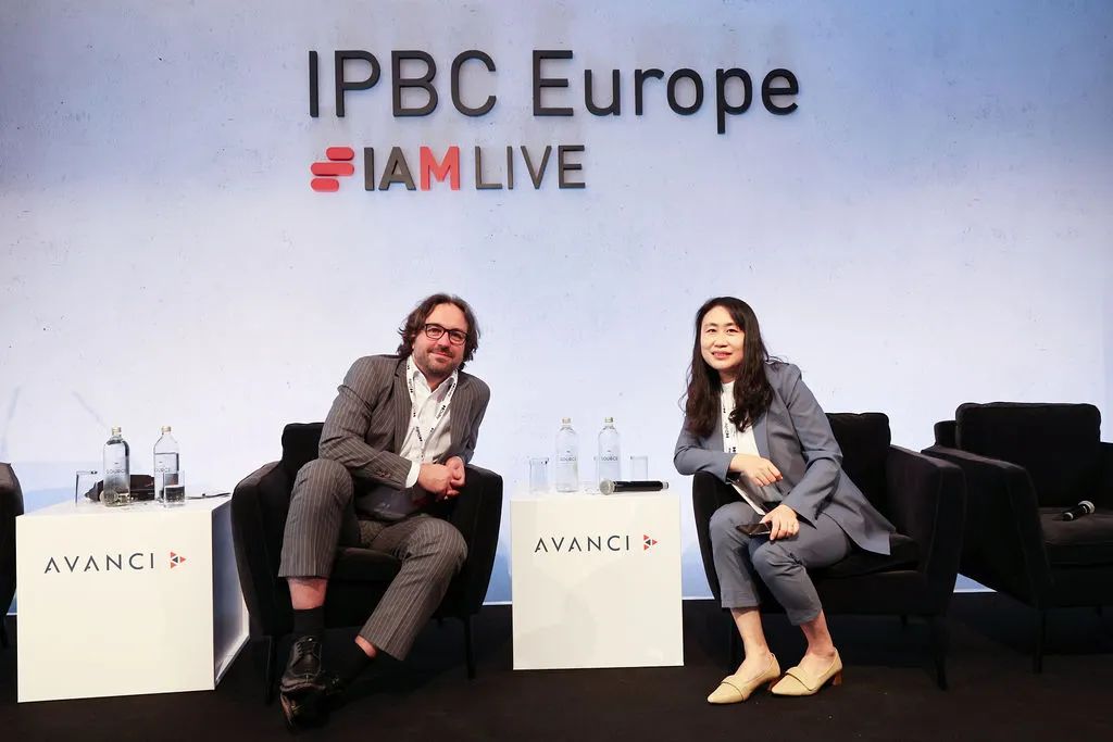 IPBC Europe 2025的访谈中的魏娜(右)